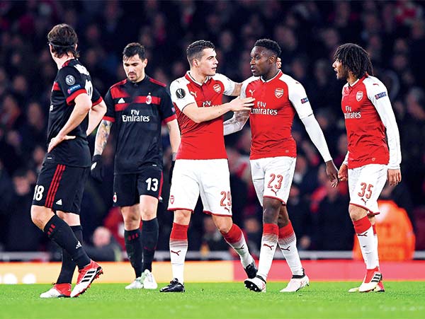 Danny Welbeck makes controversy, Wenger stands beside him