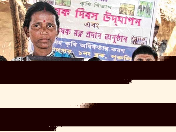 পুরস্কৃত: কিরিন হাঁসদা। —নিজস্ব চিত্র।