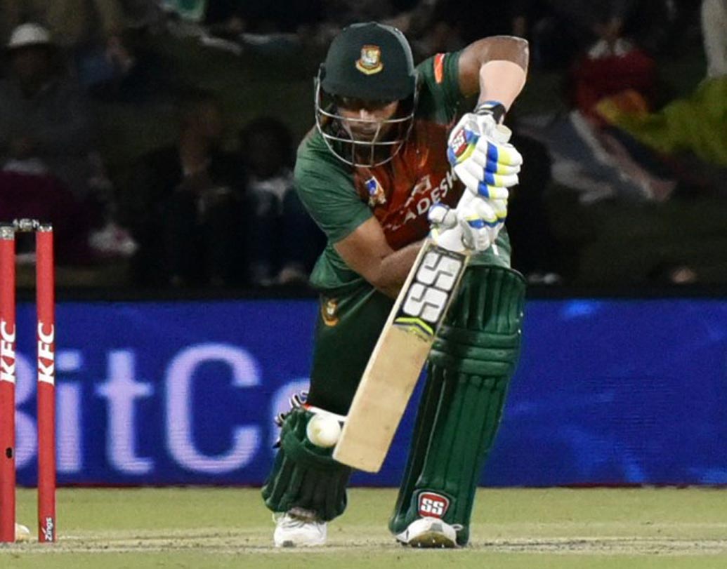 সাব্বির রহমান: চলতি ত্রিদেশীয় সিরিজে নজর কাড়তে না পারলেও ফাইনালে টাইগারদের দলে সুযোগ পেতে পারেন সাব্বির।