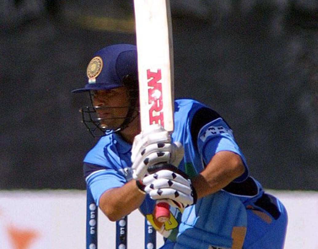 সচিন তেন্ডুলকর: সৌরভের পাশাপাশি সেঞ্চুরি করেছিলেন মাস্টারব্লাস্টারও। ১২৮ রানের ইনিংস খেলেন সচিন। ইনিংসটি সাজানো ছিল ৮টি চার এবং ২টি ছয় দিয়ে। ম্যাচের সেরাও হয়েছিলেন তিনি। অবসরের পর অবশ্য প্রত্যক্ষ ক্রিকেট থেকে অনেকটাই দূরে তিনি।