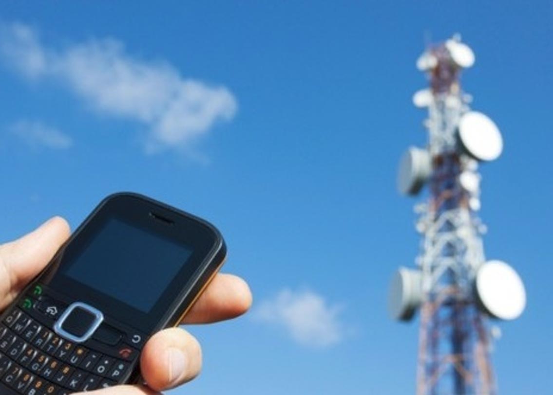 নেটওয়ার্ক সিগন্যাল: মোবাইলে নেটওয়ার্ক সিগন্যাল কেমন? জানতে প্রথমেই মোবাইল স্ক্রিনের দিকে তাকান তো। চট করে দেখে নেন কতগুলো নেটওয়ার্ক বার দেখা যাচ্ছে স্ক্রিনে। কিন্তু জানেন কি মোবাইল সিগন্যাল স্ট্রেনথ্ জানার এটা সঠিক পন্থা নয়। স্ক্রিনে ভেসে ওঠা নেটওয়ার্ক বার সংখ্যার সঙ্গে মোবাইল সিগন্যাল স্ট্রেনথ-এর কোনও সম্পর্ক নেই। অর্থাৎ বার বেশি হলে সিগন্যাল ভাল এমনটা কিন্তু নয়। নেটওয়ার্ক বার বোঝায় মোবাইলের কতটা নিকটে সিগন্যাল টাওয়ার রয়েছে। এ বার আপনার হ্যান্ডসেটের উপরে নির্ভর করছে, কতটা শক্তিশালী সিগন্যাল সেটি ধরতে পারবে।