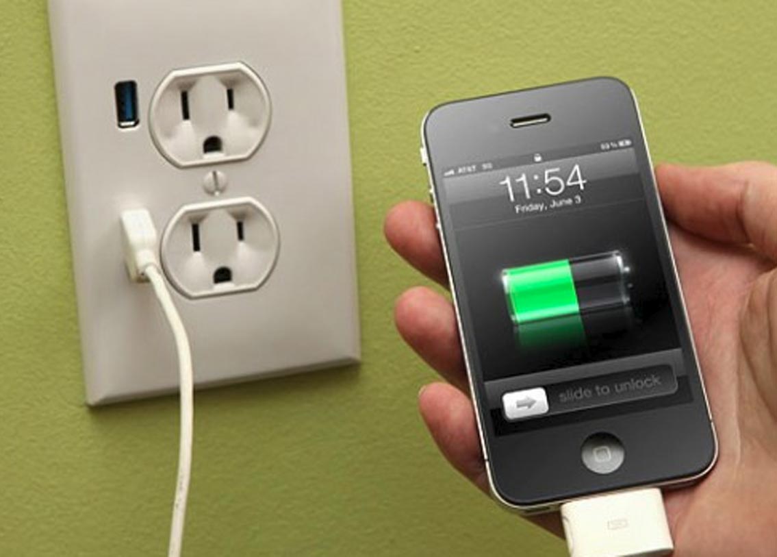 ওভারনাইট চার্জিং: সারা রাত চার্জ দিলে নাকি ফোনের ব্যাটারি খারাপ হয়ে যায়। এই ধারণা আমাদের বেশির ভাগেরই রয়েছে। কিন্তু জানলে অবাক হবেন, আপনার স্মার্টফোন কিন্তু অনেক বেশি স্মার্ট। স্মার্টফোনকে এমন ভাবে তৈরি করা হয় যাতে ১০০% হয়ে গেলেই অটোমেটিক চার্জ বন্ধ হয়ে যায়। তাই প্রযুক্তিগত সমস্যা না থাকলে ওভারনাইট চার্জে কোনও ক্ষতি হওয়ার কথা নয়।