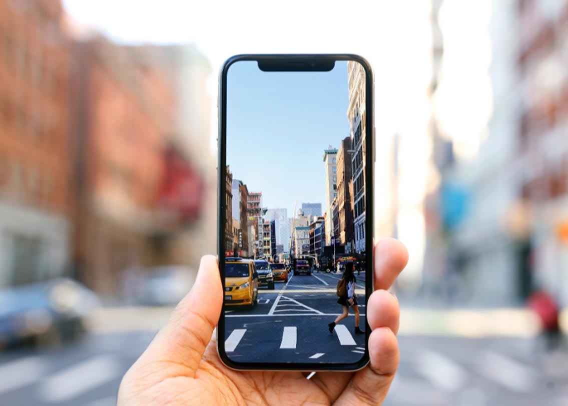 এইচডি ডিসপ্লে: কোয়াড এইচডি ডিসপ্লে আর ফুল এইচডি ডিসপ্লে— এই দুইয়ের মধ্যে অনেকেই মনে করেন যে কোয়াড এইচডি ডিসপ্লে বেশি ভাল। ৫.৫ ইঞ্চি স্ক্রিনের মোবাইলে কোয়াড এইচডি ডিসপ্লে-র পিক্সেল ডেনসিটি ৫৩৮ পিপিআই (পিক্সেল পার ইঞ্চি) এবং ফুল এইচডি ডিসপ্লে-র ৪৪০ পিপিআই। কিন্তু বিজ্ঞান বলে, ৩২৬ পিপিআই-য়ের বেশি পিক্সেল ডেনসিটির তফাত মানুষের চোখে ধরাই পড়ে না।