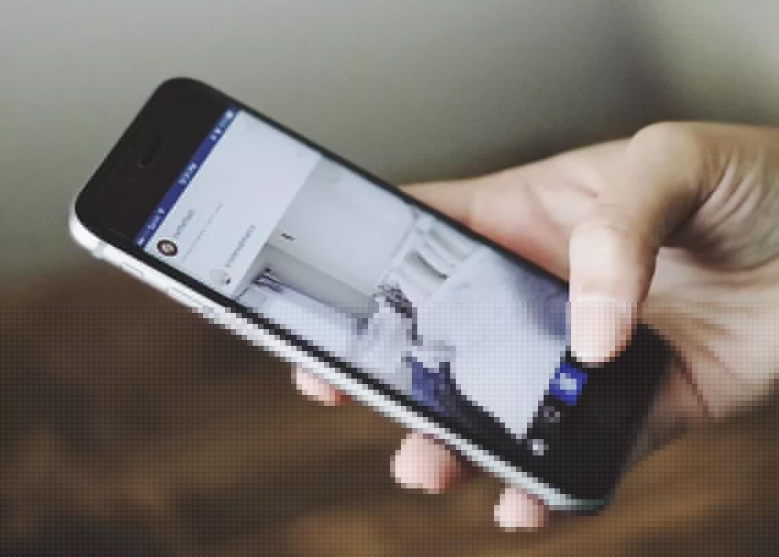 কার্যক্ষমতা:
মোবাইলের কার্যক্ষমতা বোঝার জন্য আমরা নির্ভর করি ‘কোর’এর উপর। চলতি ধারণা, যত বেশি কোর, তত বেশি ক্ষমতা। যেমন ডুয়াল কোরের চেয়ে কোয়াড কোর এবং তার চেয়ে অক্টাকোর বেশি ক্ষমতাশালী বলে মনে করা হয়। প্রযুক্তির দিক থেকে ধরলে এটা ঠিকই। প্রসেসরে যত বেশি কোর, তত বেশি মাল্টি টাস্কিংয়ের সুবিধা। ফলে যে কোনও অ্যাপ্লিকেশন ভাল চলার কথা। কিন্তু বাস্তব হল, বেশির ভাগ অ্যাপ্লিকেশন তৈরি হয় সিঙ্গল কোর বা ডুয়াল কোর প্রসেসরের কথা মাথায় রেখে। ফলে দুইয়ের বেশি কোর থাকলেও অ্যাপগুলি তা ব্যবহার করতে পারে না। আর তাই বেশি কোরের প্রসেসরযুক্ত অ্যানড্রয়েড ফোনের চেয়ে সিঙ্গল কোর অ্যাপলের স্পিড বেশি।