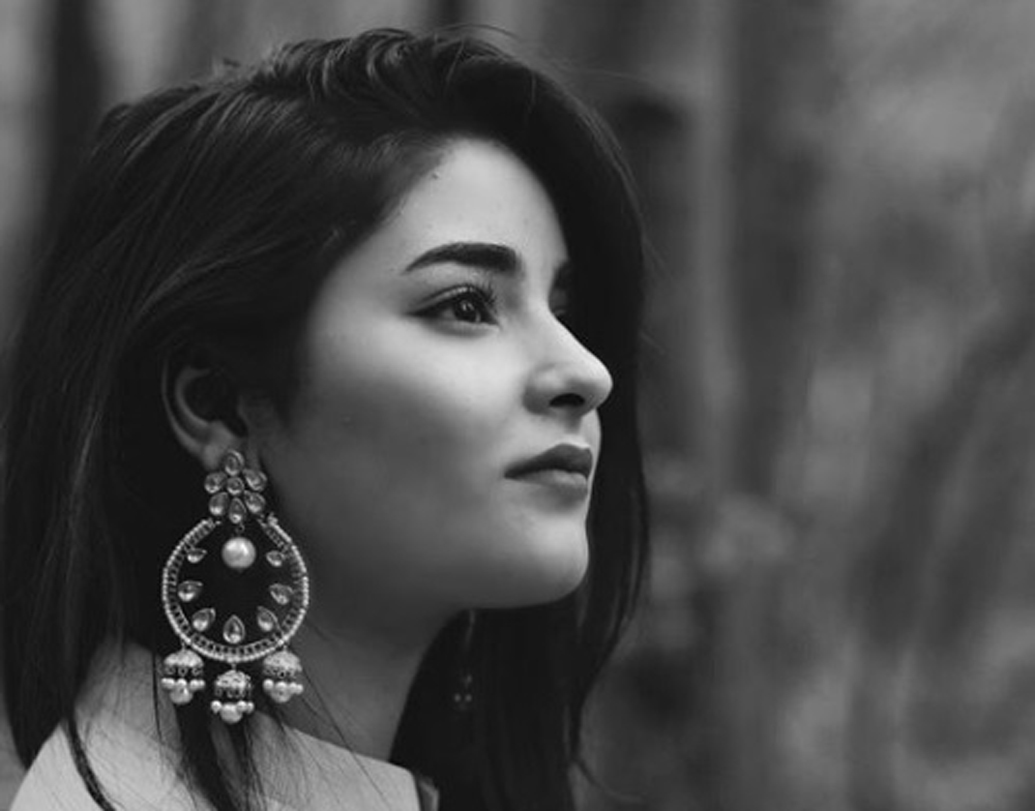 ‘দঙ্গল’ ও ‘সিক্রেট সুপারস্টার’ খ্যাত জাইরা ওয়াসিম ২০১৭-র জুনে ভয়াবহ গাড়ি দুর্ঘটনার কবলে পড়েছিল। শ্রীনগরের বুলেভার্ড রোডে তাঁর গাড়ি নিয়ন্ত্রণ হারিয়ে ডাল লেকে পড়ে গিয়েছিল। গাড়িতে জাইরার কয়েকজন বন্ধুও ছিল। স্থানীয় বাসিন্দারাই তাঁদের উদ্ধার করে হাসাপাতালে নিয়ে গিয়েছিলেন।