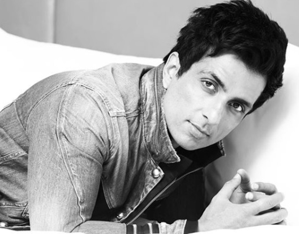 ২০১৩-র ডিসেম্বরে ভয়াবহ অভিজ্ঞতার শিকার হয়েছিলেন অভিনেতা সোনু সুদও। বান্দ্রার ওয়েস্টার্ন এক্সপ্রেস হাইওয়েতে সোনুর গাড়িতে আগুন ধরে গিয়েছিল। বিলাসবহুল অডি কিউ সেভেনে যাচ্ছিলেন অভিনেতা। সঙ্গে ছিলেন তাঁর এক বন্ধু। গাড়ির সামনের অংশে আগুন ধরে যাওয়ার পর কোনওমতে প্রাণে বেঁচেছিলেন তাঁরা। পরে দমকল পরিস্থিতি নিয়ন্ত্রণে আনে।