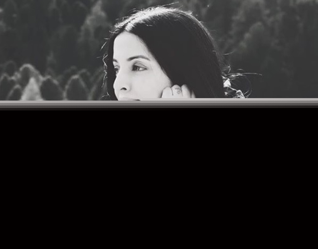 ২০১১ সালে দক্ষিণী ছবি ‘শ্রীমতি’র শুটিং চলাকালীন দুর্ঘটনার মুখোমুখি হয়েছিলেন সেলিনা জেটলি। স্ট্যান্ড ক্যামেরা থেকে ক্যামেরা খুলে গিয়ে সেলিনার গায়ের উপর পড়েছিল। ক্যামেরা অ্যাসিস্টেন্ট কোনওমতে রক্ষা করেছিলেন সেলিনাকে।