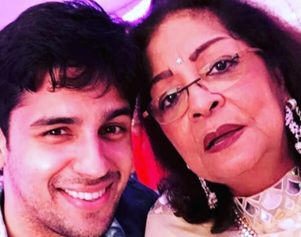 গিয়েছিলেন কর্ণের ‘স্টুডেন্ট’ সিদ্ধার্থ মলহোত্রও। হিরু জোহরের সঙ্গে এই সেলফিতে ধরা দিয়েছেন সিদ্ধার্থ।