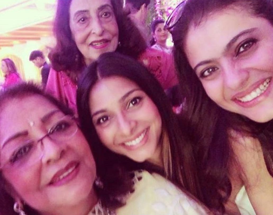 সোনু নিগমের গানে আসর জমে উঠেছিল। একটি ছোট্ট স্টেজ করে সেখানেই গান গাইলেন সোনু। ছিলেন হিরু জোহরের বন্ধুরা। দেখা গেল কাজলের বোন তানিশাকেও।