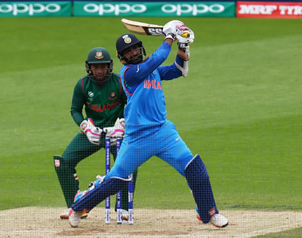 দীনেশ কার্তিক: গোটা টুর্নামেন্টে রোহিতের সংগ্রহ ৮৫ হলেও ভারতের এই ত্রিদেশীয় সিরিজ জয়ের মূল কারিগরই কার্তিক। কার্তিকের স্ট্রাইক রেট: ১৯৭.৬৭। পারফরম্যান্সের নিরিখে রেটিং: ৯.৫।