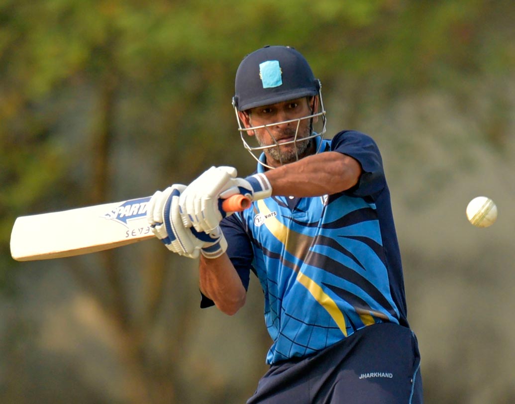 মহেন্দ্র সিংহ ধোনি: ২০১৬ সালে আইপিএলের রাইজিং পুণে সুপারজায়ান্টস বনাম কিঙ্গস ইলেভেন পঞ্জাব ম্যাচ। শেষ ওভারে জয়ের জন্য পুণের প্রয়োজন ছিল ২৩ রান। অক্ষর পটেলের ওভারে শেষ দু’বলে দু’টি ছয় মেরে ম্যাচ জেতান ধোনি।