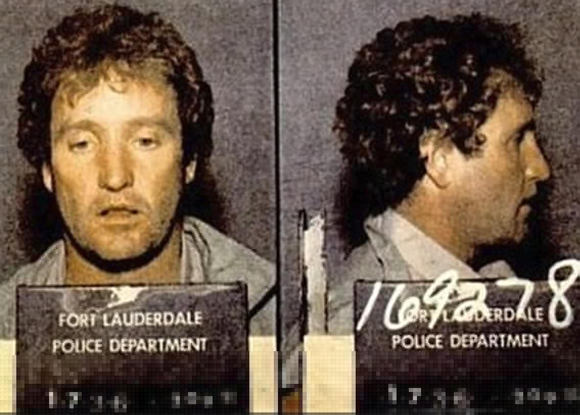 স্ট্যান্ডার গ্যাং: দক্ষিণ আফ্রিকার প্রাক্তন কারা কর্তা মেজর জেনারেল ফ্রান্স স্ট্যান্ডারের ছেলে অ্যান্ড্রি স্ট্যান্ডার। বাবা পুলিশ হওয়ায় ছোট থেকে অ্যান্ড্রির উপর পুলিশ হওয়ার চাপ ছিল। দক্ষিণ আফ্রিকার পুলিশ ট্রেনিং কলেজ থেকে ভাল নম্বর নিয়ে পাশ করে কেম্পটন পার্ক ক্রিমিনাল ইনভেস্টিগেশন ডিপার্টমেন্টে যোগ দেন অ্যান্ড্রি। পুলিশের চাকরি পাওয়ায় পরিবার খুশি ছিল। কিন্তু নিজের কাজ নিয়ে একেবারেই খুশি ছিলেন না অ্যান্ড্রি। পুলিশে কাজ করার পাশাপাশি ব্যাঙ্ক লুঠ করতেও শুরু করেন তিনি। পুলিশ হওয়ার সুবাদে নিরাপত্তার ফাঁক জানায় ব্যাঙ্ক লুঠে বেশ সুবিধাও পেতে থাকেন তিনি। কখনও কখনও লাঞ্চ ব্রেকেও ব্যাঙ্ক লুঠ করতেন অ্যান্ড্রি। ১৯৭৭ সাল থেকে ১৯৮০ সাল পর্যন্ত মোট ৩০টি ব্যাঙ্ক লুঠ করেন অ্যান্ড্রি। তাঁর জীবন নিয়ে বেশ কিছু সিনেমাও তৈরি হয়েছে।