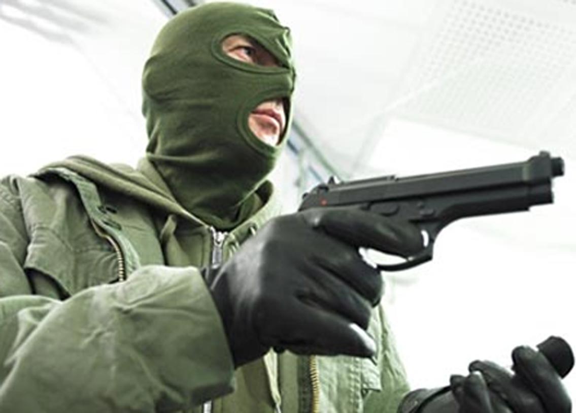 আর্জেন্তিনার বুয়েনাস আইরেস ব্যাঙ্ক ডাকাতি: ঠিক যেন কোনও হলিউড ফিল্ম। ব্যাঙ্কে ডাকাতি হচ্ছে। খবর পেয়ে বাইরে ঘিরে ফেলেছে ২০০ পুলিশ। পালানোর কোনও উপায় নেই। কিন্তু ব্যাঙ্কের ভিতরে ঢুকেই তাজ্জব হয়ে পড়ল পুলিশ। ব্যাঙ্ক গ্রাহকদের ১৪০টি সেফ ডিপোজিট বাক্স নিয়ে উধাও ডাকাতরা! কিন্তু পালালো কী ভাবে? তদন্তে পুলিশ যা জানলো তাতে অবাক হওয়ার আরও বাকি ছিল। ওই ব্যাঙ্কের মেঝেয় তৈরি করা হয়েছে গর্ত। গর্তের সঙ্গে যুক্ত সুড়ঙ্গ আর সেই সুড়ঙ্গ গিয়ে পড়েছে লা প্লাটা নদীতে। যেখান দিয়েই পালিয়ে যায় ডাকাতরা। ২০০৫ সালে এই ডাকাতির ঘটনা ঘটে। এই ডাকাতি মনে করিয়ে দেয় ২০০৮ এর থ্রিলার ফিল্ম ‘দ্য ব্যাঙ্ক জব’কে।