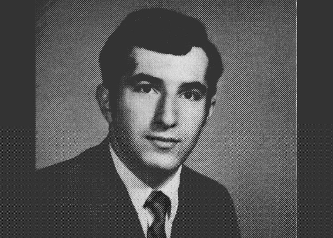 ফ্রাইডে নাইটস রবার: এই নামেই পরিচিত ছিল আমেরিকার কার্ল গুগাসিয়ান। কারণ ডাকাতির জন্য শুধুমাত্র শুক্রবার রাতকেই বেছে নিয়েছিল সে। এবং প্রতিটা ব্যাঙ্ক ডাকাতির পর চুরি করা টাকা গোপন স্থানে লুকিয়ে রাখত এবং কিছু ক্লু ছেড়ে যেত। বেশিরভাগ ক্ষেত্রেই ক্লু উদ্ধার করতে পারত না পুলিশ। পরে বিষয়টা ধামাচাপা পড়ে গেলে লুকনো টাকা উদ্ধার করতে আসত ওই ডাকাত। মোট ৪৫টি ডাকাতি করেছিল সে। কিন্তু মাত্র ৫টি ডাকাতির ঘটনাতেই পুলিশ তাকে দোষী সাব্যস্ত করতে পেরেছিল।