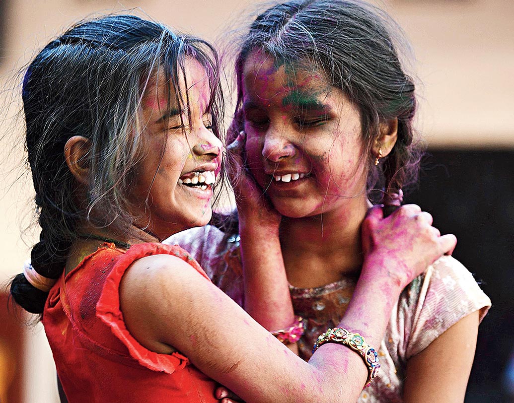 দোলের আনন্দে মাতোয়ারা দৃষ্টিহীন শিশুরা। হায়দরাবাদের একটি স্কুলে। বৃহস্পতিবার। ছবি: এএফপি