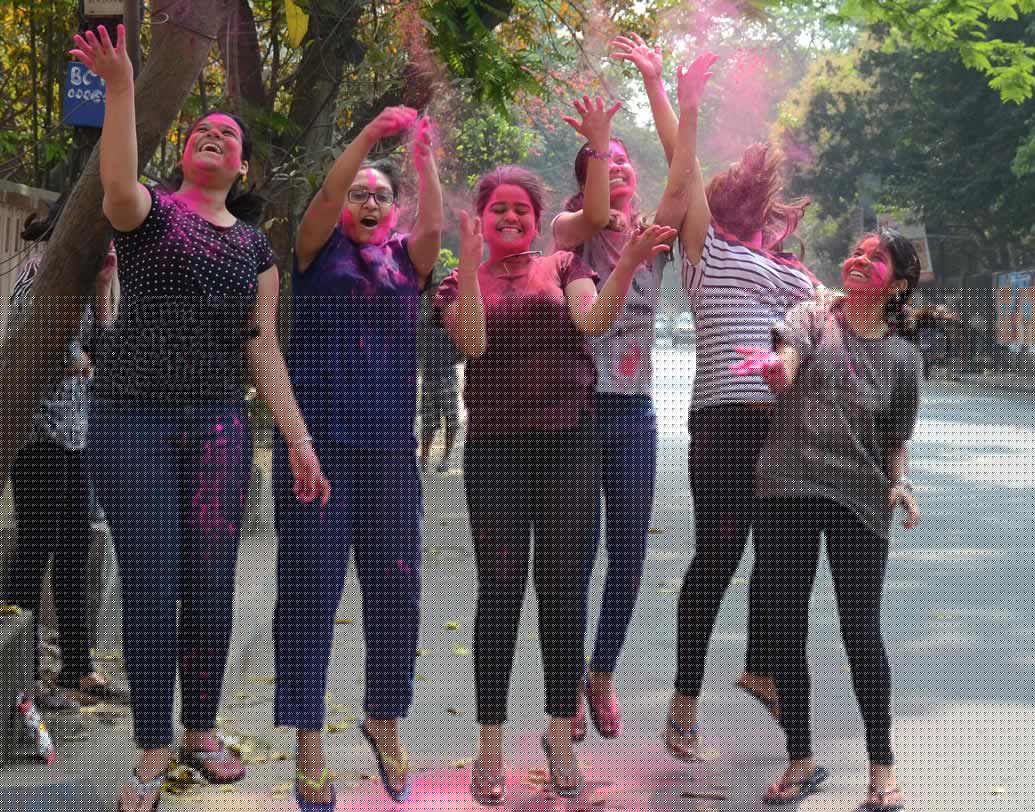 বালিগঞ্জ সার্কুলার রোডে রং খেলায় মত্ত পড়ুয়ারা। ছবি: স্বাতী চক্রবর্তী।