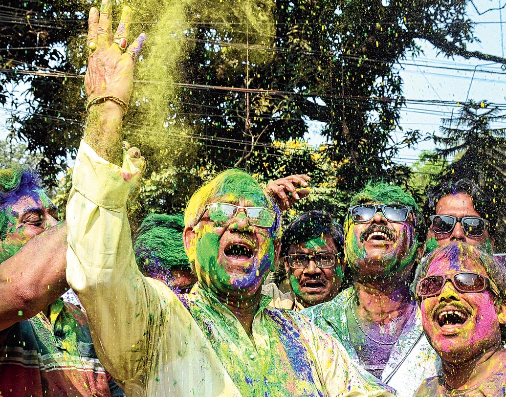 হাওয়ায় ফাগ ওড়াতে মগ্ন মন্ত্রী শোভনদেব চট্টোপাধ্যায়। বৃহস্পতিবার। ছবি: স্বাতী চক্রবর্তী।
