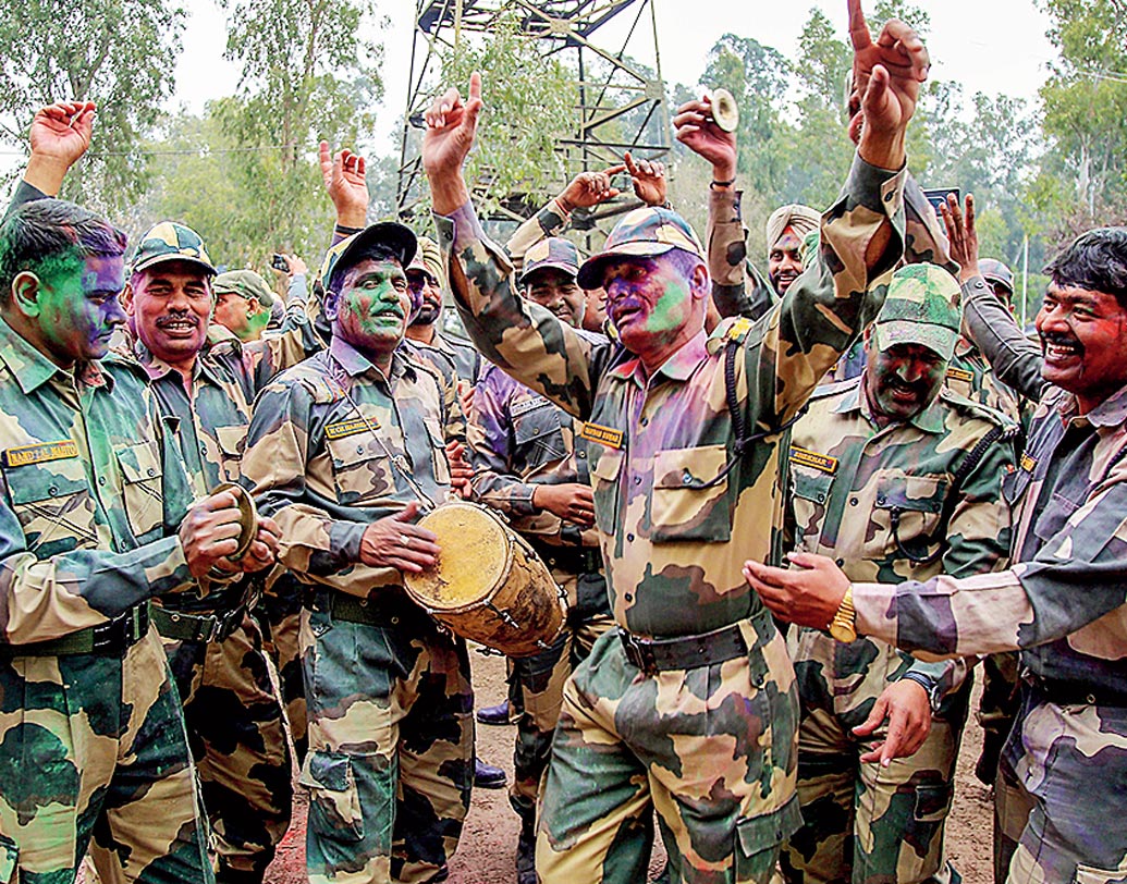 উৎসব: হোলিতে মেতেছেন বিএসএফ জওয়ানেরা। বৃহস্পতিবার জম্মুতে। ছবি: পিটিআই