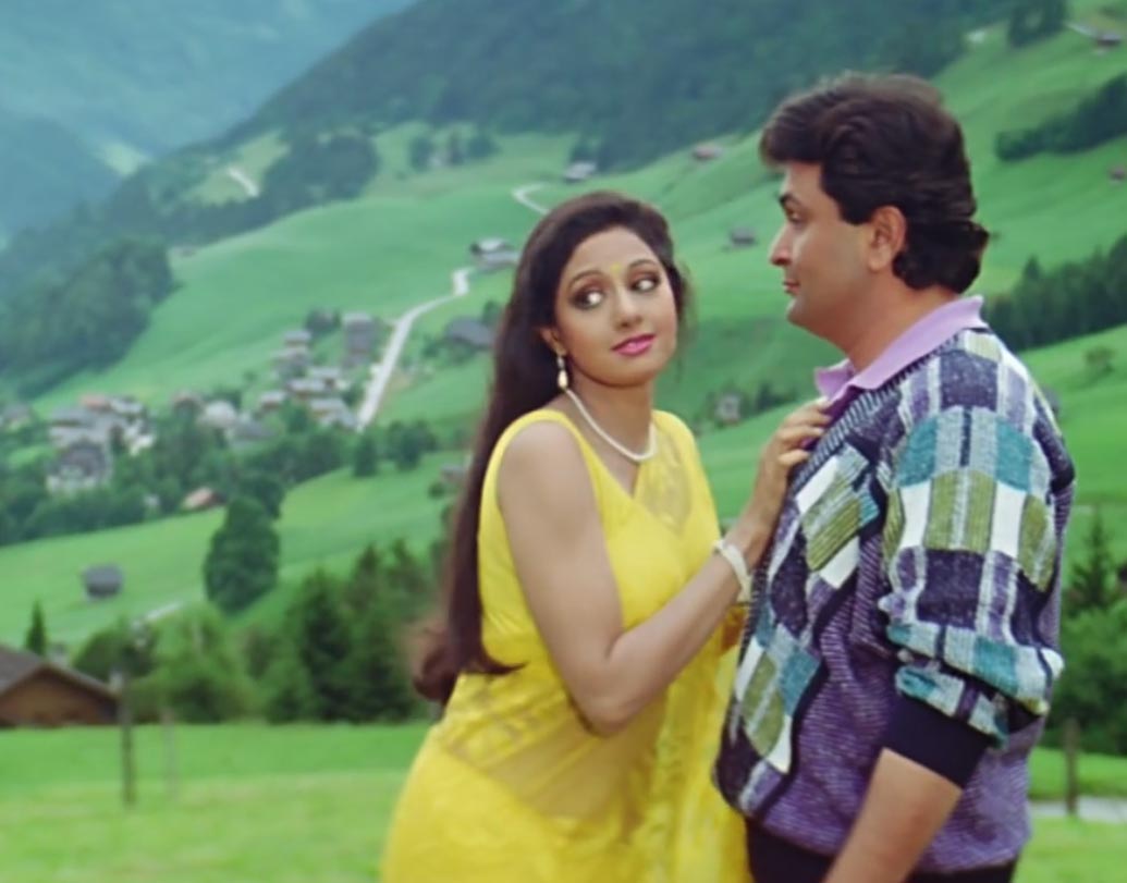 ‘চাঁদনি’ ছবিতে শ্রীদেবীর লুক আজও ভুলতে পারেন দর্শক। ছবিতে নানান দৃশ্যে বিভিন্ন শাড়িতেই ধরা দিয়েছিলেন শ্রীদেবী। তবে এই হলুদ রঙের শিফন শাড়িতেই ফ্যানেদের মনে ঝড় তুলেছিলেন সবচেয়ে বেশি।