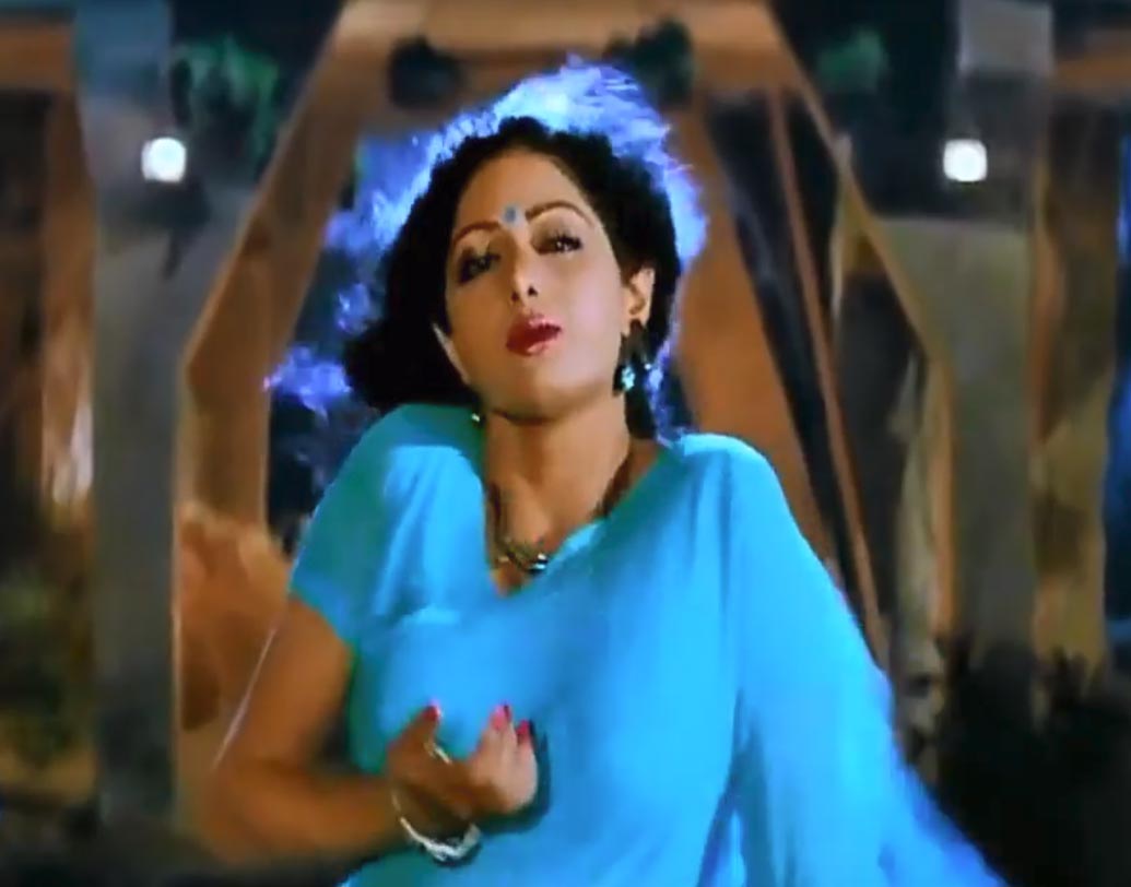 ১৯৮৭ সালের ‘মিস্টার ইন্ডিয়া’ ছবিতে রিপোর্টারের চরিত্রে অভিনয় করে তাক লাগিয়ে দিয়েছিলেন শ্রীদেবী। কিন্তু ‘কাঁটে নেহি কাটতি’ গানে নীল রঙের শিফন শাড়িতে রীতিমতো উষ্ণতা ছড়িয়ে ছিলেন তিনি।