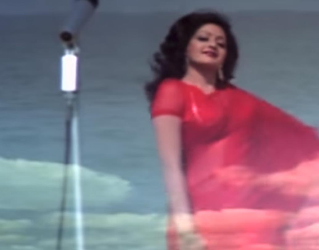 জানবাজ ছবিতে একটি ক্যামিও চরিত্রে দেখা গিয়েছিল শ্রীদেবীকে। কিন্তু সেখানেও যেন তিনি হান্ড্রেড নট আউট। ‘হর কিসিকো নেহি মিলতা ইঁয়াহা প্যায়ার জিন্দেগি মে’ গানটিতে মূলত দু’টি শাড়ি পরেছিলেন শ্রী। একটি লাল আরেকটি সাদা। আর সেই দু’টি শাড়িতেই দর্শকের চোখের পলক পড়তে দেননি শ্রীদেবী।