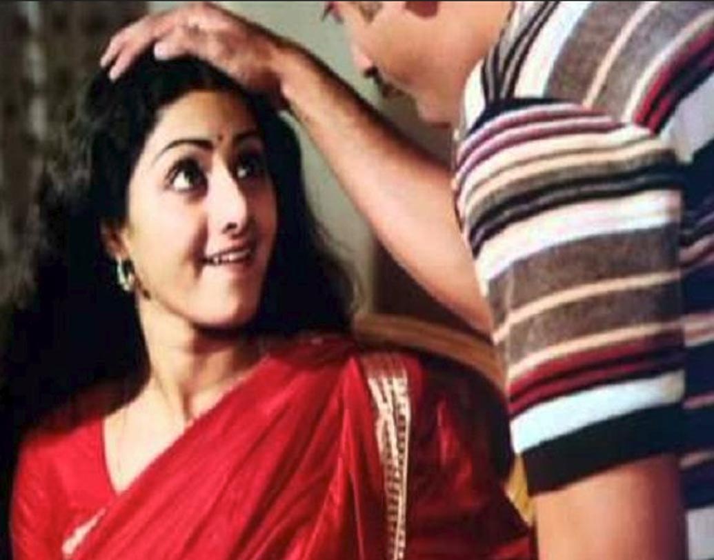 কাল্ট ফিল্ম ‘সদমা’তে তাঁর প্রশংসায় পঞ্চমুখ হয়েছিলেন দর্শক থেকে সমালোচক অবধি সকলেই। শ্রী অভিনীত তামিল ছবি ‘মুন্দরাম পিরাই’ ছবিটির রিমেক ‘সদমা’। সোনালি পাড়ের লাল শাড়ি, সঙ্গে ম্যাচিং ব্লাউজে যেন এক্কেবারে ঘরোয়া মহিলা হয়ে উঠেছিলেন শ্রীদেবী।