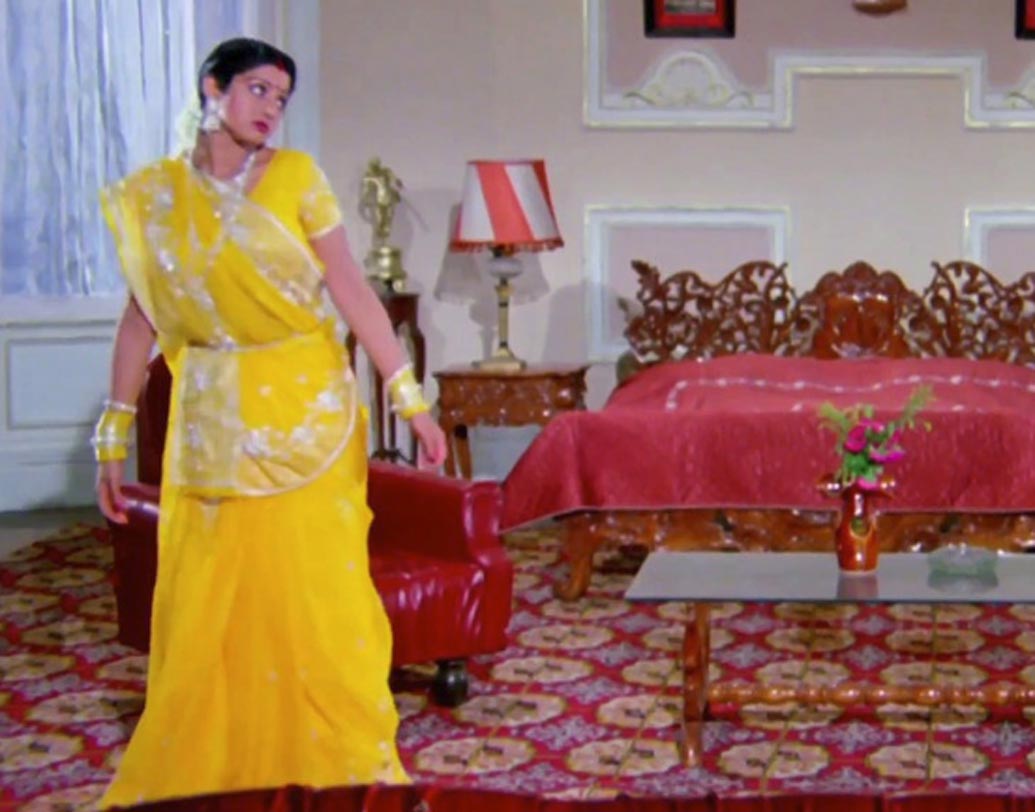 ১৯৮৬ সালের ‘নাগিনা’ ছবিটির কথা বোধ হয় সকলেরই মনে আছে। আর মনে থাকবে নাই বা কেন? এই ছবিটিতেই তো শ্রীদেবীর নাগিন ডান্স দেখা গিয়েছিল। সেই নাগিন ডান্স যা আজও ভুলতে পারেনি দর্শক। এই ছবিতে শ্রীদেবী পরিহিত হলদে শাড়িটিও মনে রাখার মতোই।