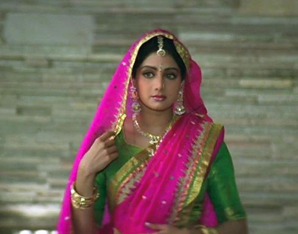 আসা যাক ‘লমহে’ ছবিতে। যেখানে শ্রীদেবীর দু’টি শাড়ি সবচেয়ে বেশি নজর কেড়েছিল দর্শকের। একটি ব্লু প্রিন্টেড আরেকটি গোলাপি রঙের।