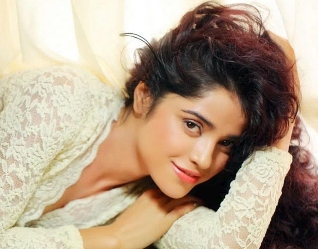 পিয়া বলছেন, চরিত্রটি তো বটেই, ছবির গল্পও বেশ চ্যালেঞ্জিং। ছবিটির বেশ কিছু দৃশ্যের জন্যই এই ন্যাড়া মাথা অবস্থায় আমাকে দেখা যাবে। এই চরিত্রের জন্য ঠিকঠাক মেক আপ করতেই সময় লেগে যায় চার থেকে পাঁচ ঘন্টা।’