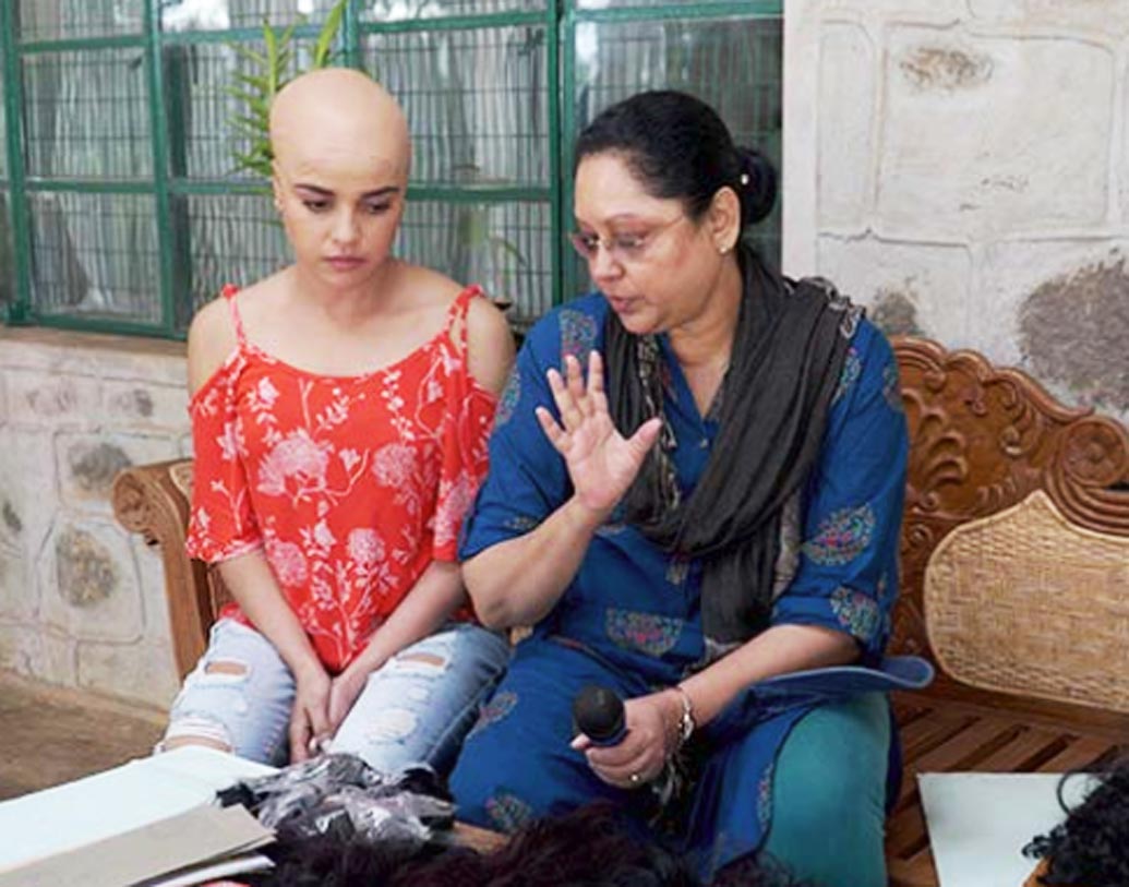 সত্যিই কি মাথা ন্যাড়া করতে চেয়েছিলেন পিয়া? পিয়া বলছেন, ‘আমার মনে হয়েছিল মেক আপের থেকে সত্যি-সত্যিই মাথা ন্যাড়া করলে ভাল হত। কিন্তু পরিচালক পরে আমাকে বলেন এই লুকে মাত্র তিন-চারদিনের শ্যুটিং হবে। তিনিই ন্যাড়া হতে নিষেধ করেন। তবে এই মেক আপ খুলে ফেলতেও সময় লাগে অনেকক্ষণ।’