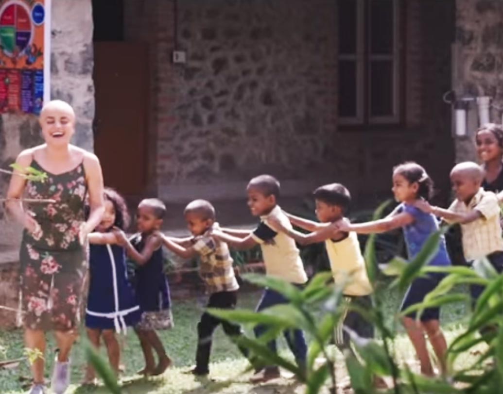 ফিল্ম ইন্ডাস্ট্রিতে গুজব রটেছিল, ক্যানসার রোগীর চরিত্রে অভিনয় করবেন বলেই পিয়া বাজপেয়ী এমন লুকে ধরা দিয়েছেন। এই সব গুজবকে এক্কেবারে উড়িয়ে দিয়ে পিয়ার বক্তব্য, ‘না একেবারেই না। পুরোদস্তুর রোম্যান্টিক ছবি এটি। কেন এমন লুক তার জন্য তো ছবিটা দেখতে হবে। এখন থেকে বলে দিলে কি আর দর্শক হলমুখী হবেন?’