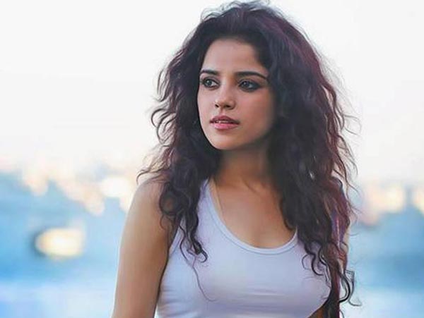 ‘এই ছবির অংশীদার হতে পেরে খুব খুশি হয়েছি। গল্পটা যখন শুনি তখনই বার বার ভগবানকে ডাকি অফারটা যেন আমার কাছেই থাকে।’ আরেকটু যোগ করলেন পিয়া বাজপায়ী। আপাতত প্রোমোশনের কাজেই ব্যস্ত এই ছবির কলাকুশলীরা। ৯ মার্চ মুক্তি পাবে এই ছবি।