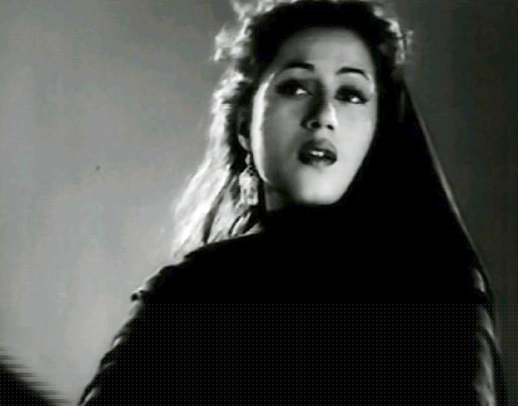 মহল: জন্মান্তর এবং পারলৌকিক শক্তি নিয়ে বলিউডে প্রথম মুক্তি পাওয়া ছবি ‘মহল’। মধুবালা অভিনীত ছবিটি মুক্তি পায় ১৯৪৯ সালে। আধুনিক প্রযুক্তির প্রয়োগ না হলেও মধুবালার অভিনয় এবং ছবির গল্প সেই সময় বক্স-অফিসে সাড়া জাগিয়েছিল।