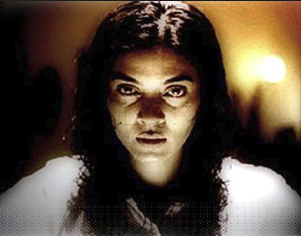 বাস্তুশাস্ত্র: একটি হন্টেট হাউসের গা ছমছমে পরিবেশ এবং পর পর ঘটে যাওয়া নানা ভুতুড়ে ঘটনা নিয়ে এগিয়ে চলে রাম গোপাল ভার্মা এবং সৌরভ নারাঙের ‘বাস্তশাস্ত্র’। সুস্মিতা সেন এবং পিয়া রায়চৌধুরী অভিনীত ছবিটি মুক্তি পায় ২০০৪ সালে।