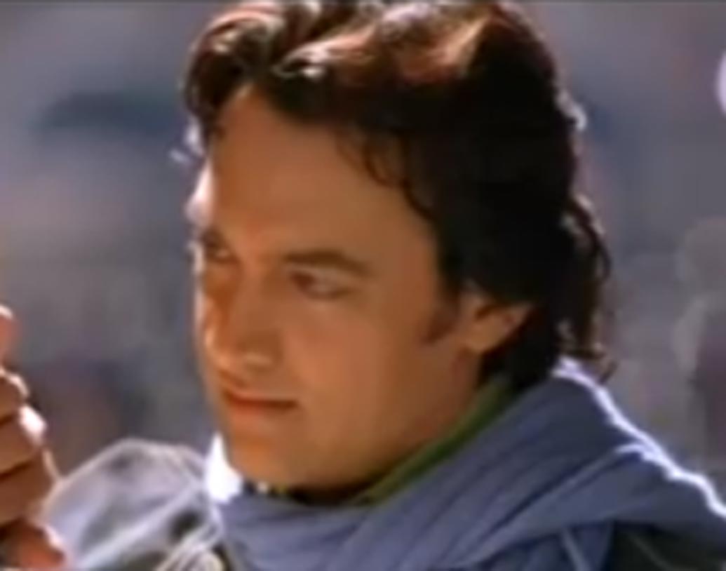 প্রায় প্রতিটি ফিল্মেই নিজের লুক বদল করেন আমির খান। ম্যানারিজম, হাঁটাচলা, কথা বলা— প্রায় সবেতেই চমক থাকে আমিরের। সেই সঙ্গে হেয়ারস্টাইলও চেঞ্জ হতে থাকে তাঁর। ২০০৬-এ কুণাল কোহালির ‘ফনা’-তে দেখা গেল বেশ বড় চুল আমিরের।