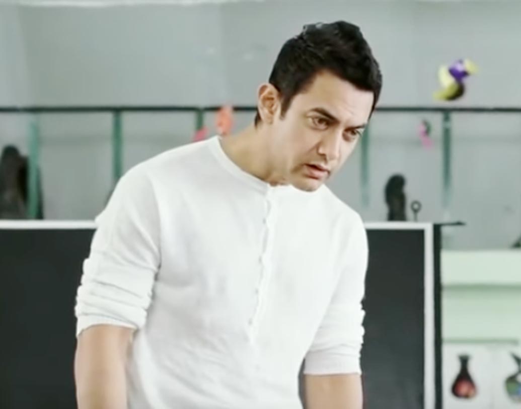 ‘ফনা’-র মতোই পরিচালক আমির খানের ‘তারে জমিন পর’-এও চমক ছিল একাধিক। একে তো এ ধরনের বিষয়ের উপর এই প্রথম ফিল্ম তৈরি হল বলিউডে। তার উপর নিকুম্ভ স্যরের অভিনয়ের পাশাপাশি নজর কেড়েছিল তাঁর হেয়ারস্টাইলও।  ছোট করে ক্রপ করা চুল। সঙ্গে খানিকটা মোহক। বেশ কেয়ারফ্রি লুক। তাতেই হিট আমির।