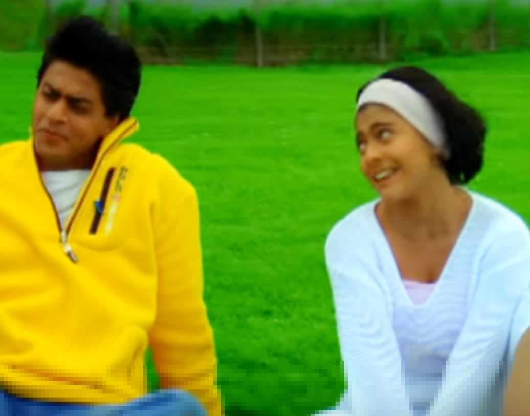 বক্স অফিসে সুপার হিট কর্ণ জোহরের রোম্যান্টিক কমেডি ‘কুছ কুছ হোতা হ্যায়’। শাহরুখ-কাজল-রানি মুখোপাধ্যায়ের লভ ট্রায়াঙ্গলের পাশাপাশি চোখ কেড়েছিল কাজলের টমবয় লুকও। ফিল্মের প্রথম দিকে শর্ট হেয়ার কাটে বেশ অন্য রকম দেখাচ্ছিল কাজলকে।  তবে তা নিয়েই ফ্যানেদের মন কেড়ে নিয়েছিলেন অঞ্জলি থুড়ি কাজল।