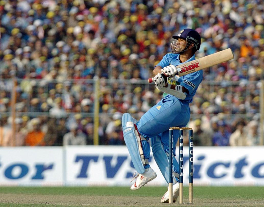 সচিন তেন্ডুলকর: সৌরভের মতো সেঞ্চুরি না পেলেও ৮৩ রানের দুর্দান্ত ইনিংস খেলেন মাস্টারব্লাস্টার। সচিনের ইনিংসটি সাজানো ছিল ৫টি চার এবং ১টি ছয় দিয়ে। ৬ ওভার বল করে ২টি উইকেটও নিয়েছিলেন তিনি।