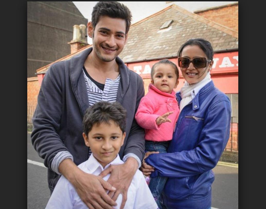 মহেশ বাবু এবং নম্রতা শিরোদকর: অন স্ক্রিনের পাশাপাশি অফ স্ক্রিনেও এই গ্ল্যামারাস জুটি দর্শকমহলে খুবই জনপ্রিয়। ২০০৫ সালে দক্ষিণী তারকা মহেশবাবুর সঙ্গে চার হাত এক হয় মডেল এবং বলি অভিনেত্রী নম্রতার। ১৯৯৩ সালে ‘মিস ইন্ডিয়া’র খেতাব জেতেন নম্রতা। ওই বছরই ‘মিস এশিয়া প্যাসিফিক’-এ প্রথম রানার আপ নির্বাচিত হন। ‘কাচ্চে ধাগে’, ‘বাস্তব: দ্য রিয়ালিটি’, ‘পুকার’ ইত্যাদি একাধিক ছবিতে নম্রতার অভিনয় প্রশংসা কুড়িয়েছে।