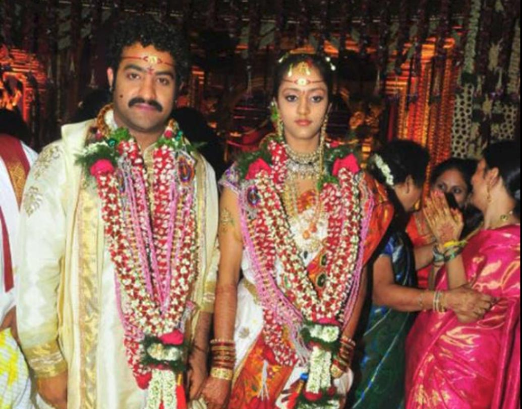 জুনিয়র এনটিআর এবং প্রনতি:  নন্দমুরি তারকা রামা রাও জুনিয়র একজন তেলুগু অভিনেতা, কুচিপুড়ি ডান্সার এবং গায়ক। ২০১১ সালের ৫ মে লক্ষ্মী প্রনতির সঙ্গে বিয়ে হয় তাঁর। প্রনতির বাবা শ্রীনিবাস রাও তেলুগু সংবাদমাধ্যম ‘স্টুডিও এন’-এর কর্ণধার।