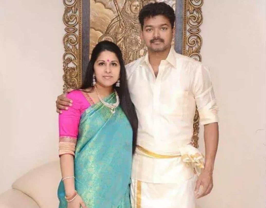 বিজয় এবং সঙ্গীতা: দীর্ঘদিনের প্রেমের পর সঙ্গীতার সঙ্গে চার হাত এক হয় দক্ষিণী সুপারস্টার বিজয়ের। রূপোলি পর্দার সঙ্গে সঙ্গীতা বা তাঁর পরিবারের কোনও যোগাযোগ নেই। সঙ্গীতার বাবা একজন শিল্পপতি। শোনা গিয়েছে, বিজয়ের ছবি দেখেই সঙ্গীতা তাঁর প্রেমে পড়েন।