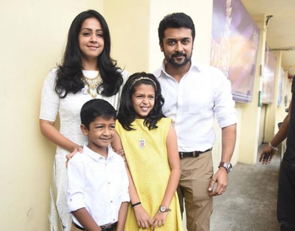 সূর্য এবং জ্যোতিকা: তামিল ছাড়াও হিন্দি, তেলুগু, মালয়ালম ছবিতে জ্যোতিকা খুবই পরিচিত মুখ। ২০০৬ সালের ১১ সেপ্টেম্বর সহ-অভিনেতা এবং দীর্ঘ দিনের বন্ধু সূর্যকে বিয়ে করেন তিনি। ‘পুভেল্লাম কেত্তুপার’, ‘সিল্লুনু ওরু কাধাল’-সহ একাধিক দক্ষিণী ছবিতে দু’জনকে একই সঙ্গে দেখা গিয়েছে।