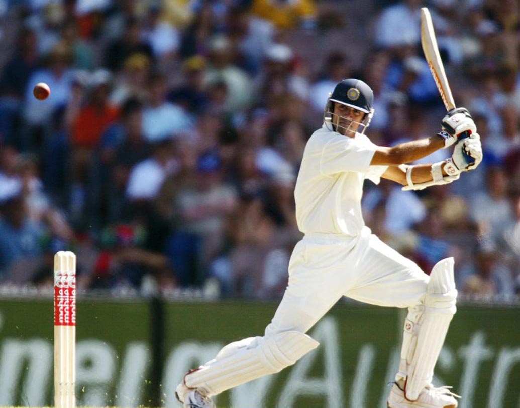 রাহুল দ্রাবিড়: ২০০৩-০৪ সালে বর্ডার-গাওস্কর ট্রফিতে অ্যাডিলেড ওভালে অজি বাহিনীর বিরুদ্ধে ৪৪৬ বলে ২৩৩ রানের ইনিংস খেলেন ‘দ্যা ওয়াল’। অস্ট্রেলিয়ার ৫৫৬ রানের জবাবে ৮৫ রানে ৪ উইকেট হারিয়ে চাপে পড়ে যায় ভারত। সেই জায়গা থেকে খেলা দ্রাবিড়ের এই ইনিংস ভারতকে অসাধারণ কামব্যাকে সাহায্য করে। টেস্টটি ৪ উইকেটে জিতে নেয় ভারত।