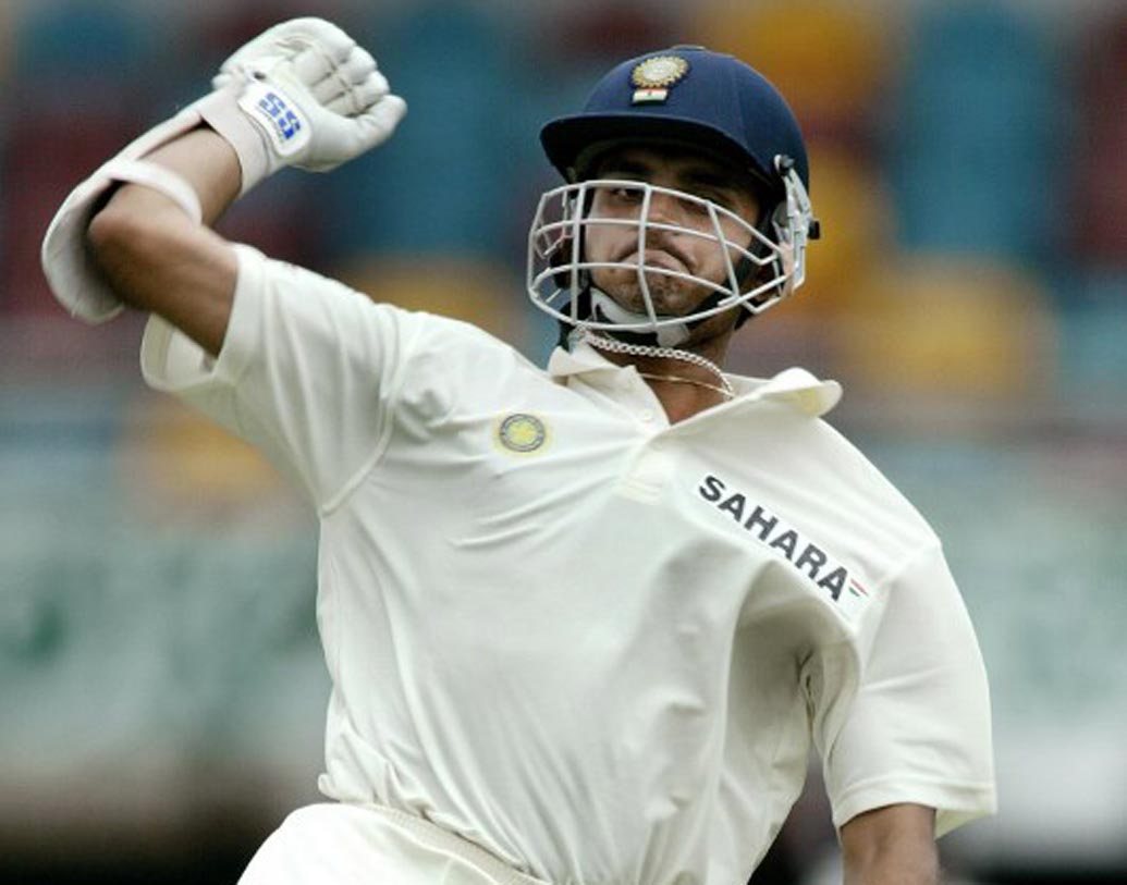 সৌরভ গঙ্গোপাধ্যায়: একার হাতে বহু ম্যাচে ভারতকে জয় এনে দিয়েছেন সর্বকালের অন্যতম সেরা এই বাঁ হাতি ব্যাটসম্যান। সেই রকমই একটি ইনিংস সৌরভ খেলেছিলেন অস্ট্রেলিয়ার বিরুদ্ধে ব্রিসবেনে ২০০৪ সালে।  অস্ট্রেলিয়ার ৩২৩ রানের জবাবে প্রথম ইনিংসে ৬২ রানে তিন উইকেট হারিয়ে চাপে পড়ে যায় ভারত। এর পর ভারতীয় ব্যাটিংয়ের হাল ধরেন সৌরভ। ১৯৬ বলে ১৪৪ রানের ইনিংস খেলেন ভারত অধিনায়ক। ম্যাচটি ড্র হলেও ম্যাচের সেরা হয়েছিলেন সৌরভ।