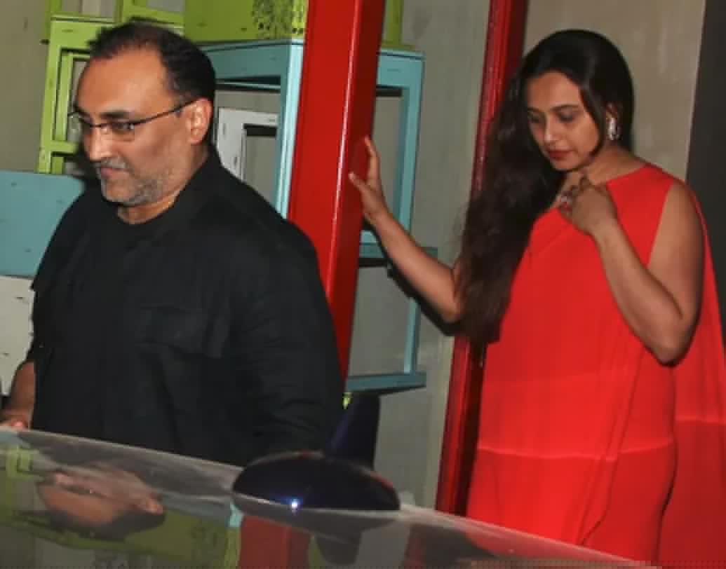 আদিত্য চোপড়ার সঙ্গে চুপিচুপি প্রেম আর বিয়ে নিয়ে সম্প্রতি একটি শো’তে মুখ খুলেছিলেন তিনি। সেখানে রানি বলেন, “আদির সঙ্গে আমার দেখা হয় ‘মুঝসে দোস্তি করোগি’র সেটে। অনেক ফ্লপ ছবি করার জন্য এক সময় পরিচালক-প্রযোজকরা আমাকে নিতে চাইতেন না। সেই কথাটা আদি আমাকে মুখের উপরেই বলে দিয়েছিল। আদির এই মুখের উপর সোজাসুজি কথা বলে দেওয়ার স্বভাবটা আমার বেশ ভাল লেগেছিল। সেই সময়ে আদিই সেই সব পরিচালক-প্রযোজকদের আমার অভিনয় নিয়ে ভরসা জোগাত। আমার দেখা পরিচালকদের মধ্যে আদিই সেরা। স্বামী বলে অতিরঞ্জন নয়, এক্কেবারে খাঁটি কথা বললাম।”