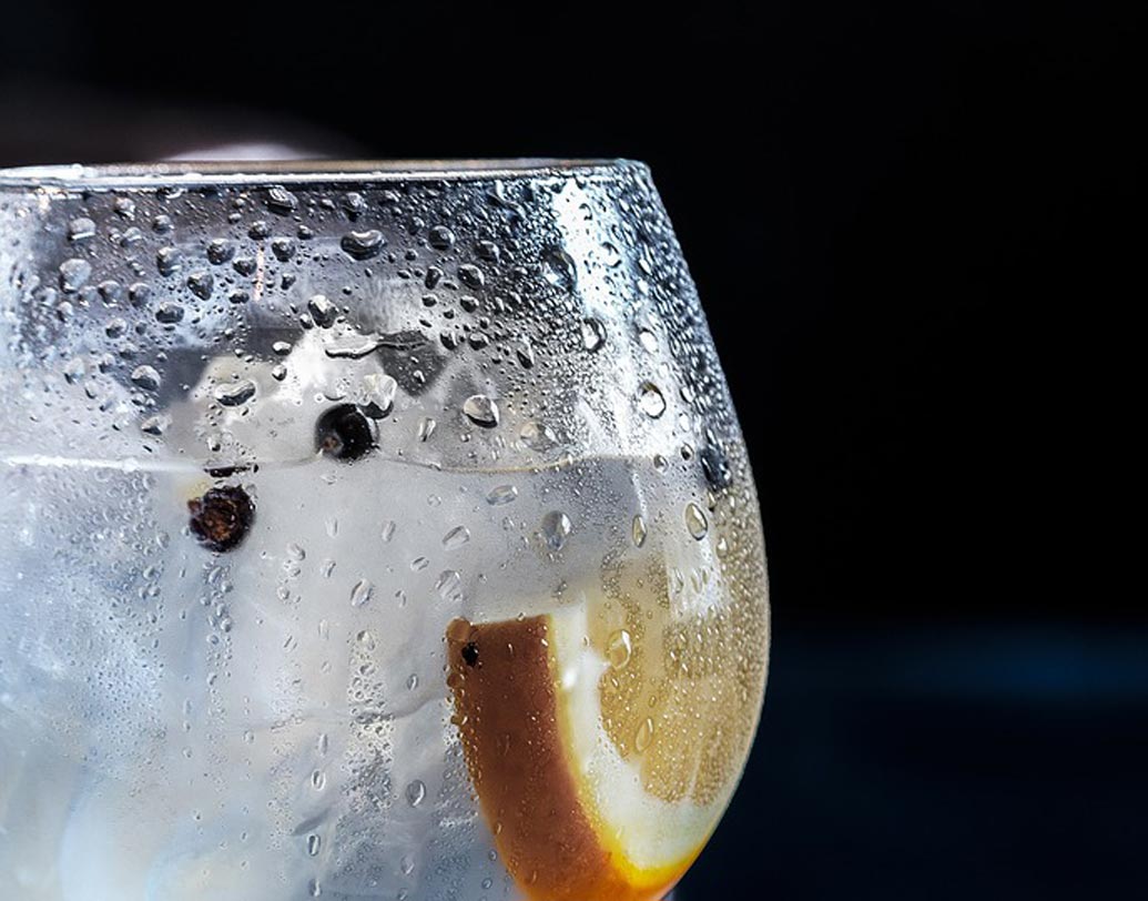 বিশেষজ্ঞদের দাবি, অতি মাত্রায় ঠান্ডা জল বা পানীয় রক্তনালীকে সঙ্কুচিত করে দেয়। এমনকী, হজমের সময় যে সমস্ত পুষ্টিগুণ আমাদের দেহে শোষিত হয় তাতেও বাধা দেয় তা। এতে হজমে গোলমাল ঘটতে পারে।