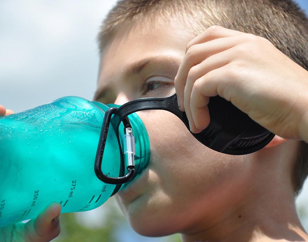 মনে পড়ে, ছোটবেলায় বাড়ির বড়রা বলতেন, অত্যন্ত বেশি ঠান্ডা জল খেলে গলা বসে যেতে পারে বা সর্দি হতে পারে। তাতে সায় দেন চিকিৎসকেরাও। বিশেষত, খাওয়ার পর ঠান্ডা জল খাওয়া একেবারেই এড়িয়ে চলুন। কারণ, এতে রেসপিরেটরি ট্র্যাক্টে শ্লেষ্মার অতিরিক্ত আস্তরণ তৈরি হয়। তার থেকে প্রদাহজনিত সংক্রমণ হওয়ার ঝুঁকি বেড়ে যায়।