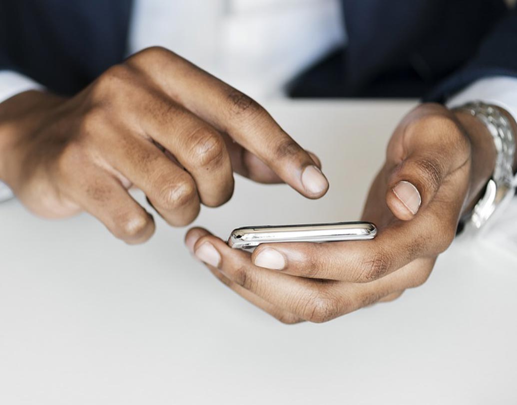 আপনার মোবাইল নম্বরের সঙ্গে যদি একাধিক আধার কার্ড লিঙ্ক করা থাকে তবে সে ক্ষেত্রে এক সঙ্গে সর্বোচ্চ তিনটি ‘আধার ডিটেল্‌স’ স্টোর করা যায় এই অ্যাপে।