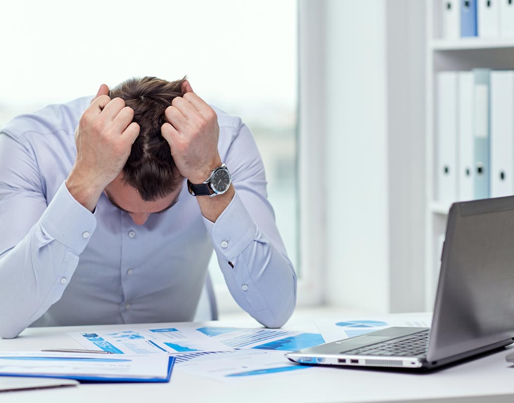 আমেরিকার ‘কেস ওয়েস্টার্ন রিজার্ভ ইউনিভার্সিটি’র বিশেষজ্ঞেরা কয়েকজন ছাত্রের উপর একটি পরীক্ষা করে জানাচ্ছেন, কাজ শুরু করার আগেই সেই কাজের চাপ এবং কাজটি কখন শেষ হবে, এই ভেবে ভয় পায় মানুষ। ফলে শুরুতেই মনে বাসা বাধে অবসাদ। তাই কাজে মন বসানোর সবচেয়ে সহজ ট্রিকই হল কাজটিকে সহজ মনে করা। প্রথমেই টার্গেটের দিকে নজর না রেখে কাজের দিকে পুরোপুরি মনোসংযোগ করা।