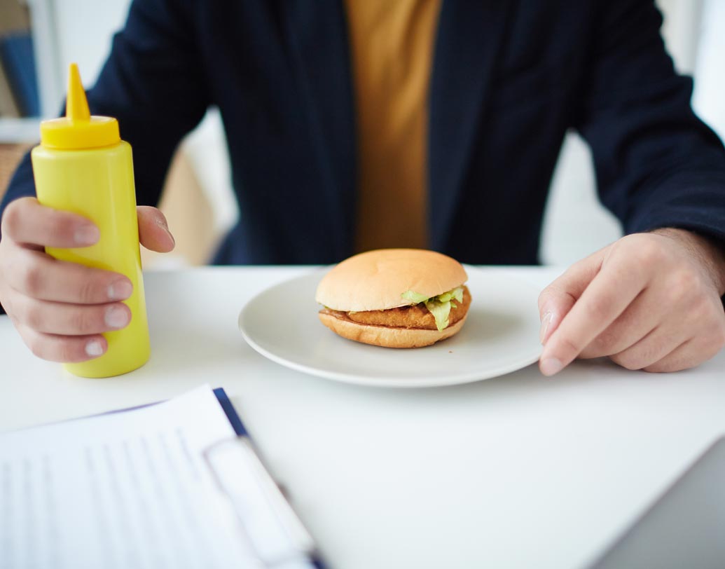 আপনার হাতে কাজেরপাহাড় জমে আছে। হাত অনবরত চলছে ল্যাপটপ বা ডেস্কটপের কিবোর্ডে। কিছুক্ষণ পরেই দেখবেন আর কাজ করতে ভাল লাগছে না। অথচ, টার্গেট শেষ না হলে চাকরি নিয়ে টানাটানি। সহজ উপায় হল কাজের ফাঁকে বিরতি নিন। একটানা কাজ না করে মাঝে ৫ থেকে ১০ মিনিটের বিরতি মন ভাল রাখতে ম্যাজিকের মতো কাজ করে।